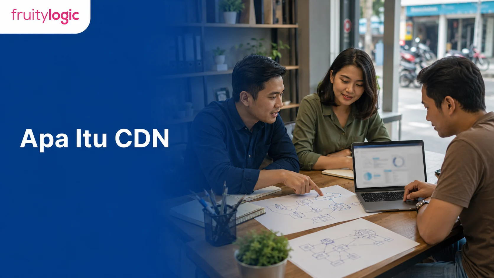 Dua spesialis web menjelaskan CDN dan performa website kepada pemilik bisnis di kantor agensi.