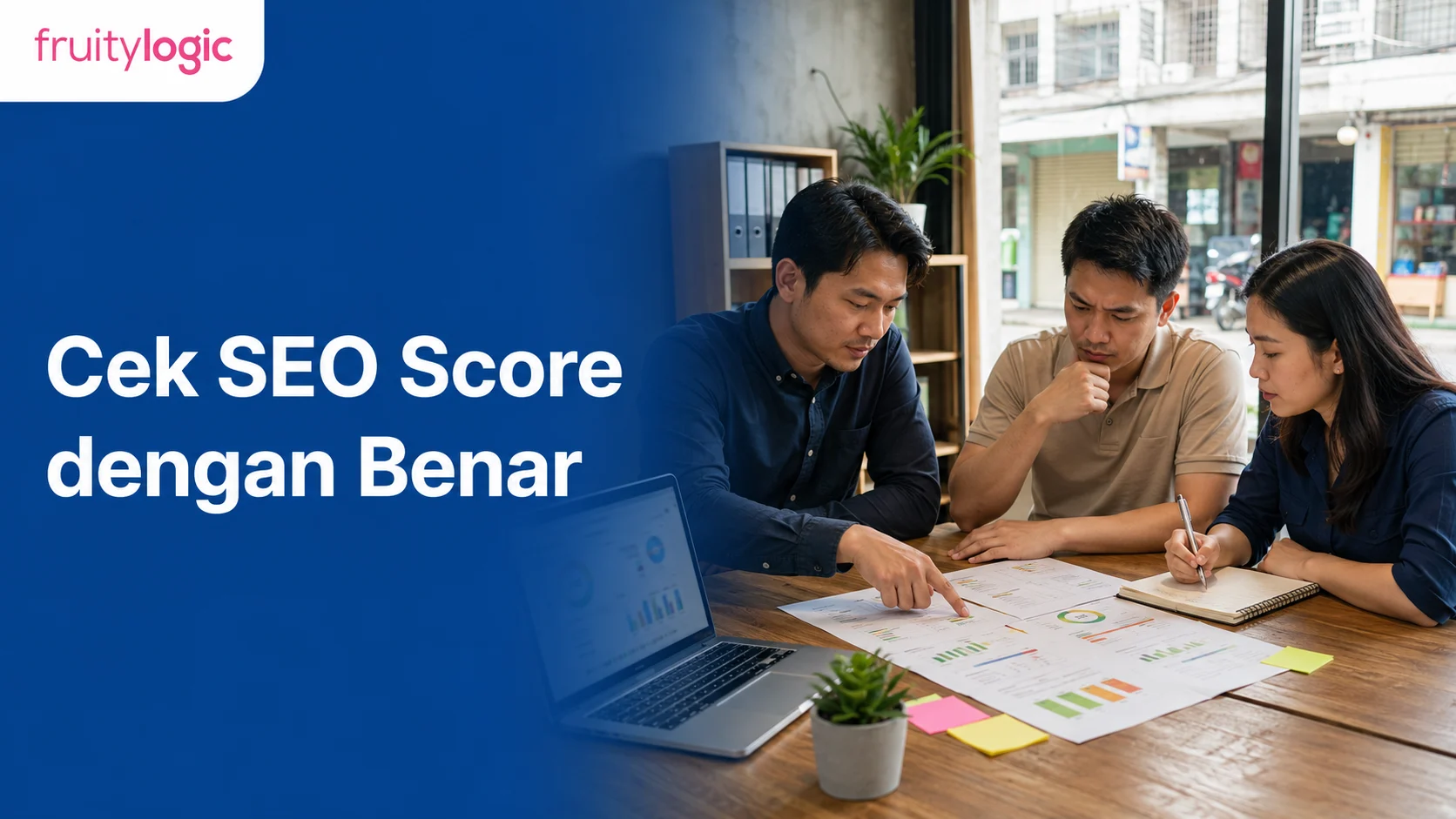 Spesialis SEO meninjau hasil audit website bersama pemilik bisnis di kantor ruko.