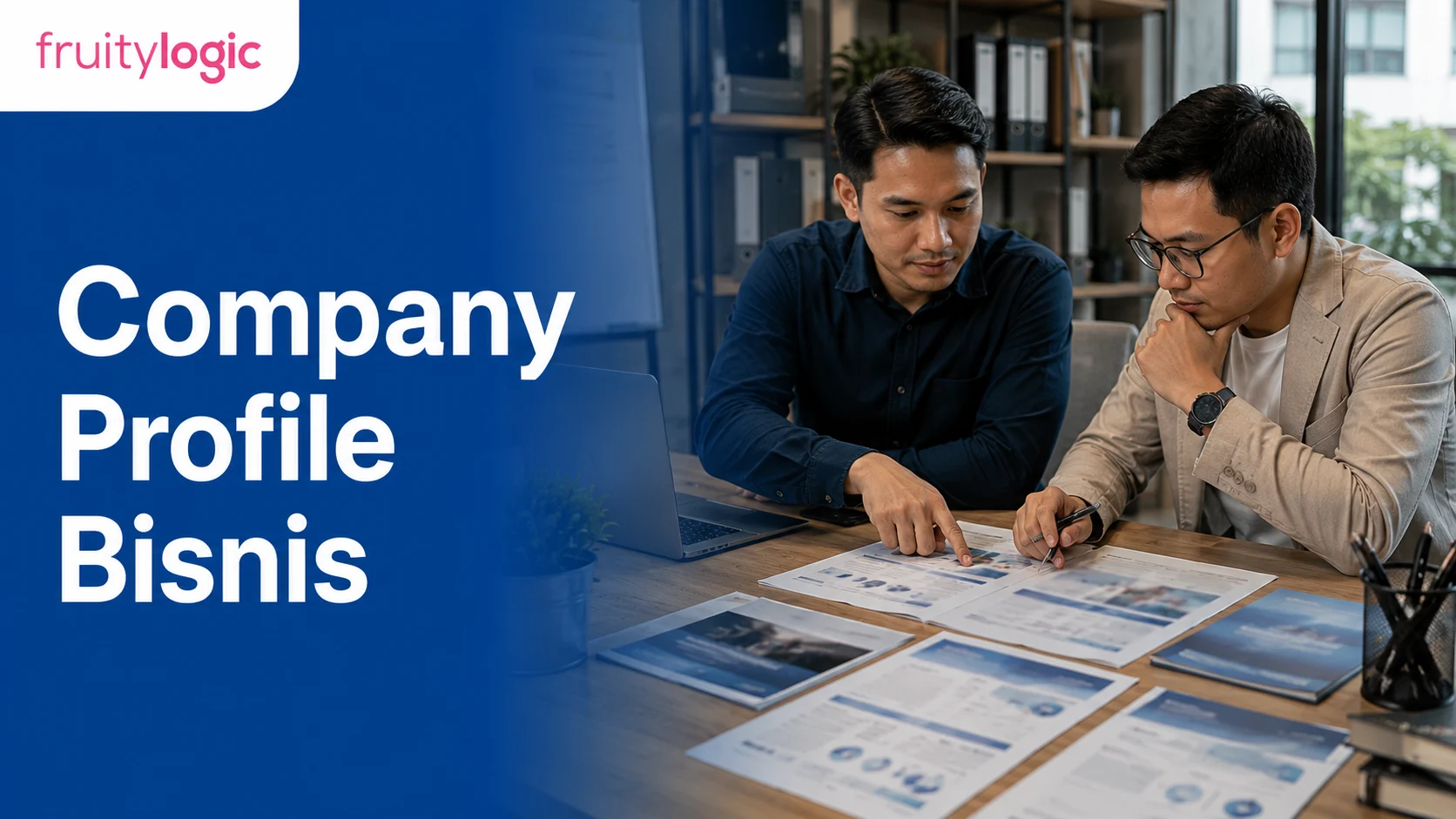 Pemilik bisnis Indonesia meninjau draft company profile bersama konsultan marketing di meja meeting