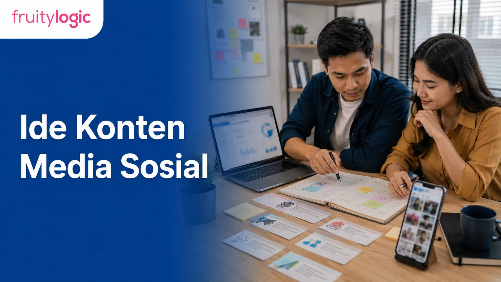 Meja kerja dengan kalender konten, ponsel, dan catatan ide media sosial untuk bisnis jasa
