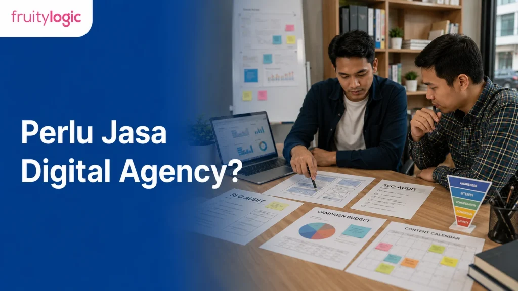 Meja kerja bisnis dengan dashboard blur, wireframe website, catatan SEO, dan rencana kampanye digital